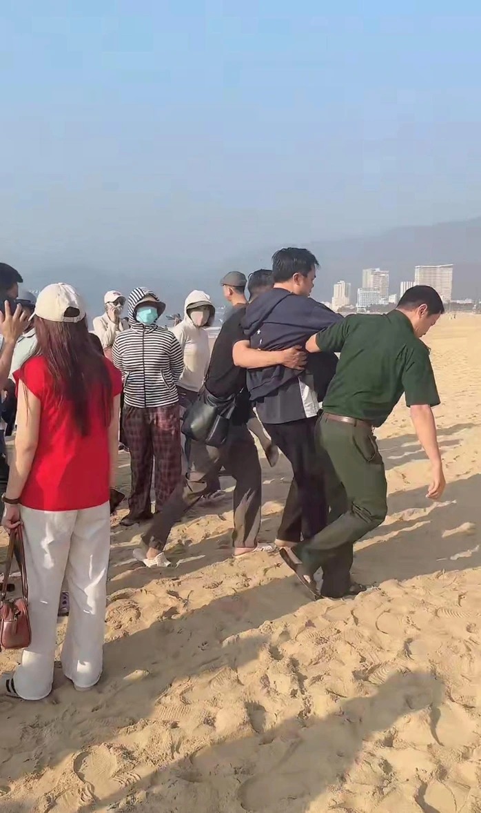 Vụ nam sinh lớp 12 mất tích khi tắm biển ở Quy Nhơn: Ngư dân đưa tàu cá thả lưới tìm kiếm, gia đình ngã quỵ trông ngóng tin con- Ảnh 3.