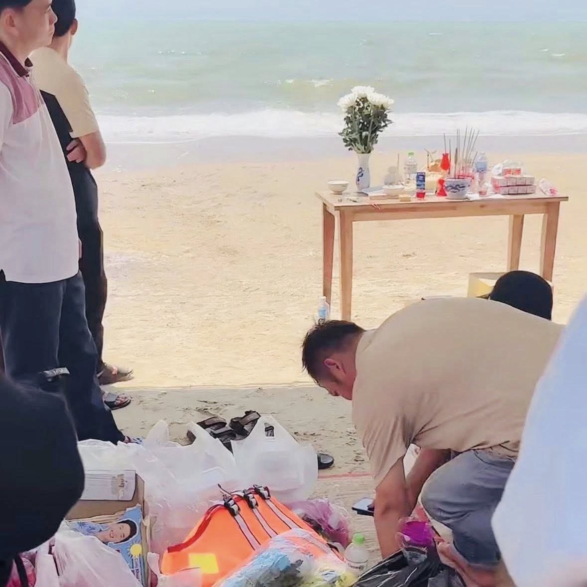 Vụ nam sinh lớp 12 mất tích khi tắm biển ở Quy Nhơn: Ngư dân đưa tàu cá thả lưới tìm kiếm, gia đình ngã quỵ trông ngóng tin con- Ảnh 4.