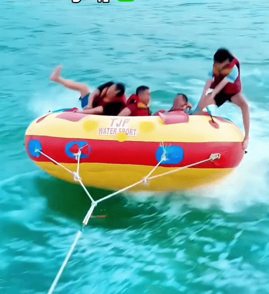 Cảnh báo dịp lễ 30/4: Nguy hiểm từ trò phao chuối, lái mô tô nước trên biển- Ảnh 2.