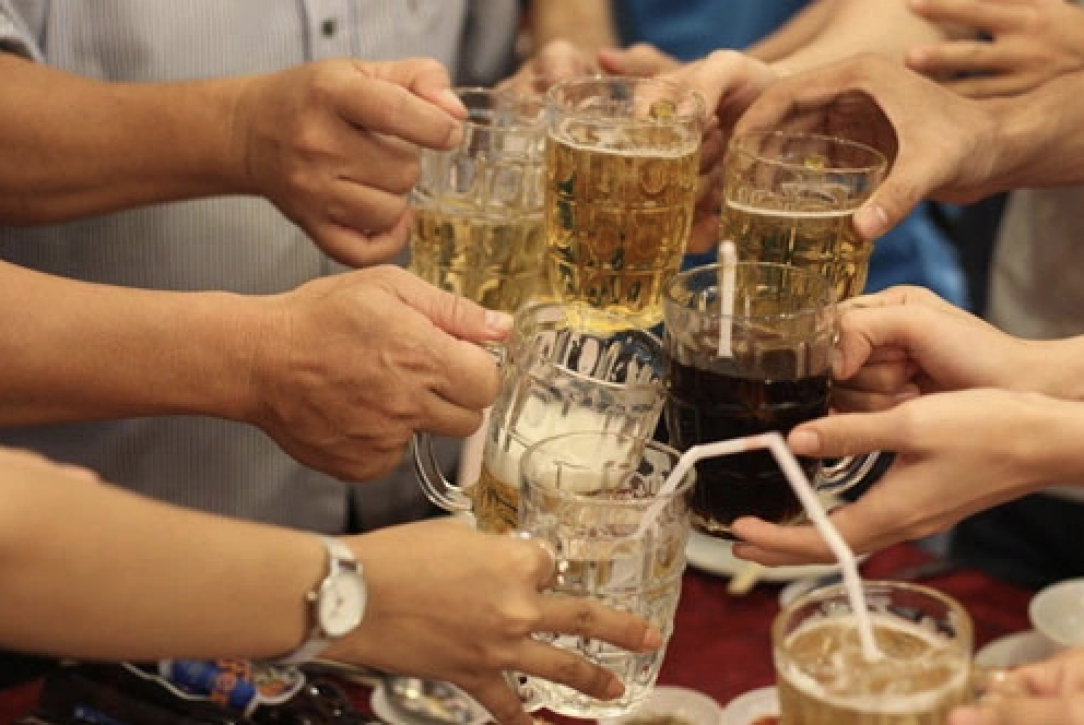 Ép người khác uống rượu, bia sẽ bị phạt 3 triệu đồng- Ảnh 1.