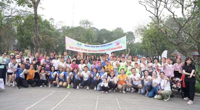 Các y bác sĩ và người thân trong lễ phát động giải chạy. Ảnh: Bệnh viện Nhi Trung Ương