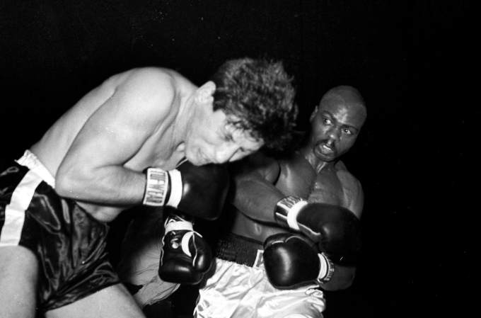 Rubin Carter (phải) tung cú đấm vào đầu Joey Giardello trong một trận tranh chức vô địch ở Philadelphia năm 1964. Ảnh: AP