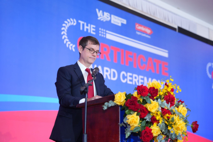 Ông Steven Happel - Quản lý Chuyên môn cấp cao đại diện VUS phát biểu tại buổi lễ vinh danh các học viên đạt chứng chỉ tiếng Anh quốc tế. Ảnh: VUS