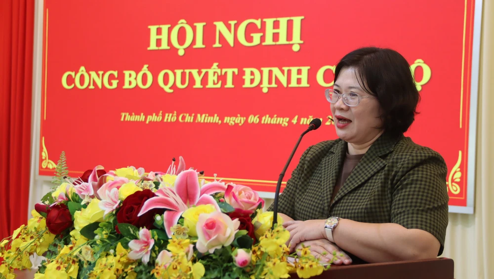 Phó Bí thư Thành ủy Văn Thị Bạch Tuyết phát biểu giao nhiệm vụ cho các cán bộ nhận quyết định. Ảnh: TK Van-thi-bach-tuyet-h4.JPG