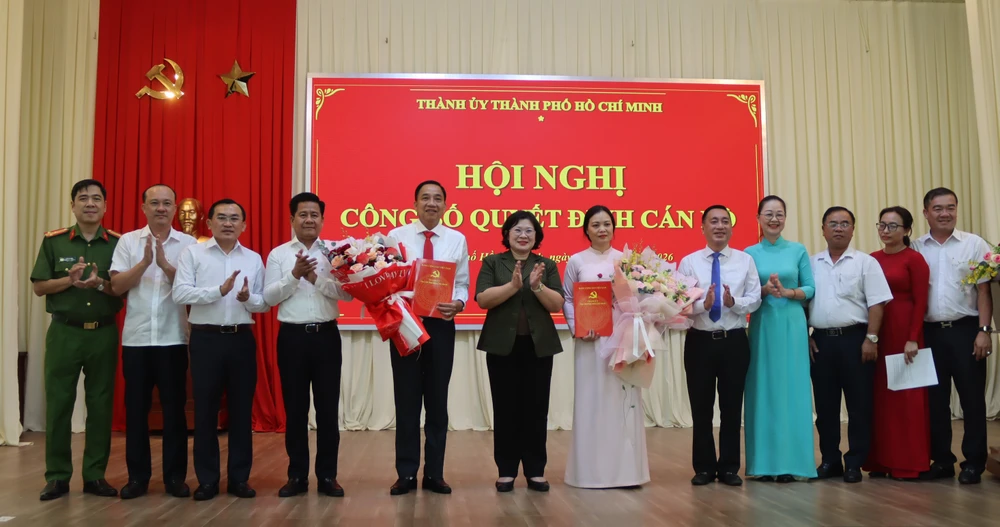 Phó Bí thư Thành ủy Văn Thị Bạch Tuyết, Trưởng ban Tổ chức Thành ủy Phạm Thành Kiên cùng chụp hình lưu niệm với ông Trần Quốc Khánh, bà Huỳnh Thị Phúc và các đại biểu, Ban Thường vụ Đảng ủy phường Tân Thành. Ảnh: TK phuong-Tan-Thanh.JPG