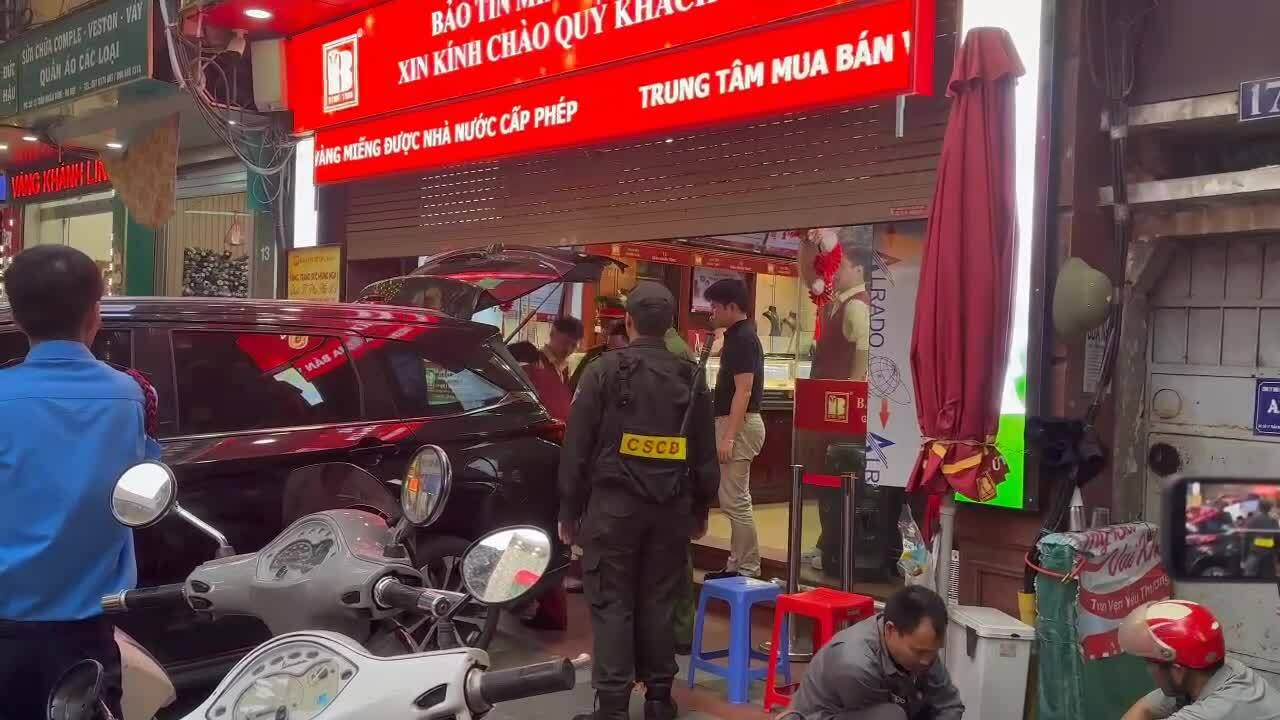 Công an làm việc tại cửa hàng Bảo Tín Minh Châu