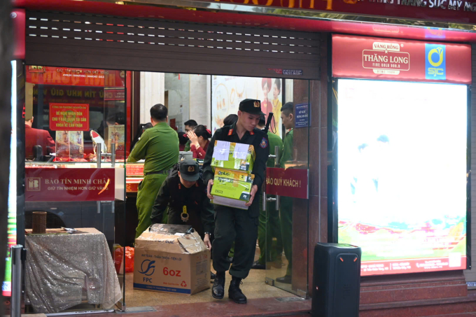 Công an bê đồ đạc ra khỏi Bảo Tín Minh Châu cơ sở 29 Trần Nhân Tông. Ảnh: Linh Đan