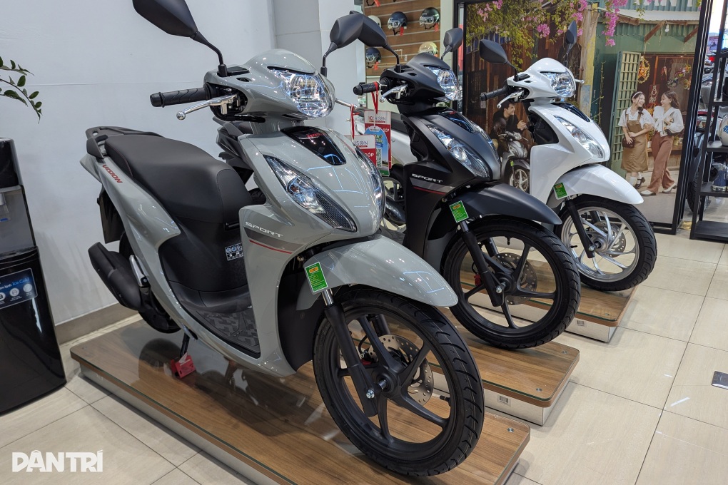 Người dân Hà Nội giảm mua xe máy xăng, Honda Vision vẫn kênh giá - 2