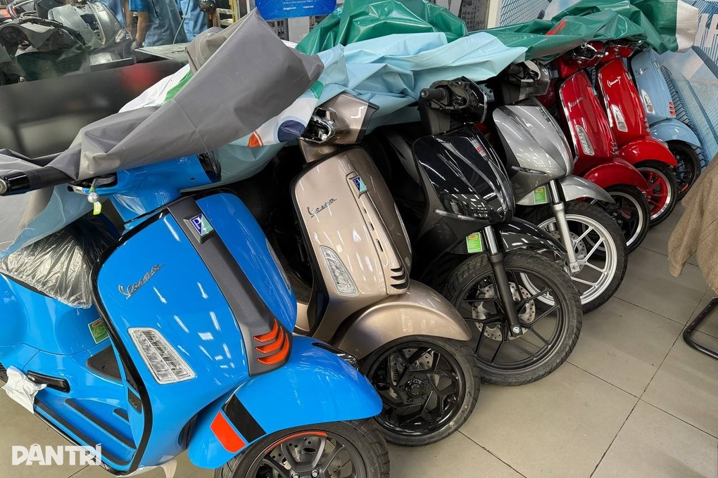 Người dân Hà Nội giảm mua xe máy xăng, Honda Vision vẫn kênh giá - 3