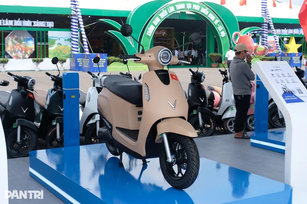 Người dân Hà Nội giảm mua xe máy xăng, Honda Vision vẫn kênh giá - 4