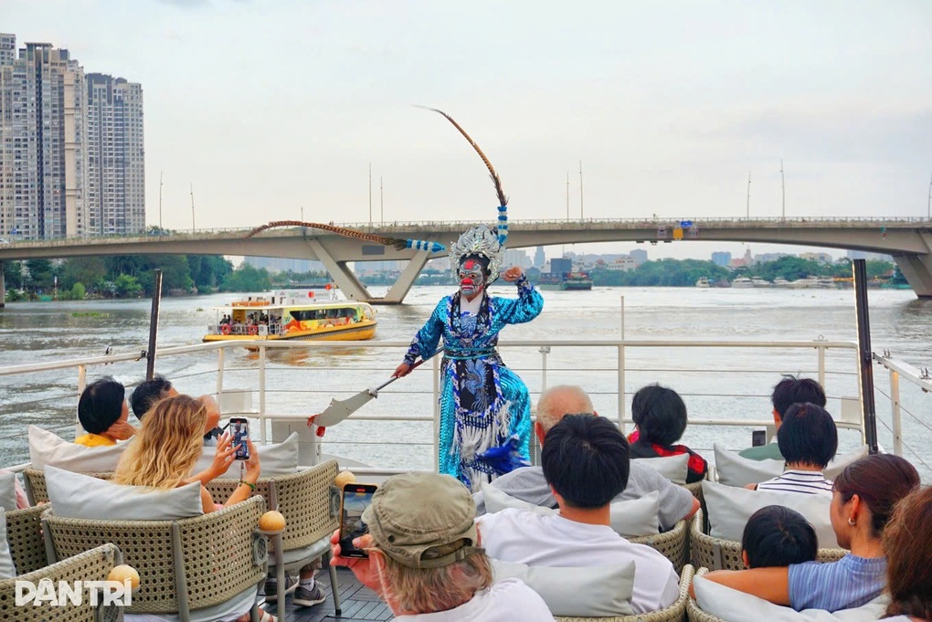 Đi trực thăng ngắm TPHCM trong 15 phút gần 3 triệu đồng, hút khách dịp 30/4 - 4