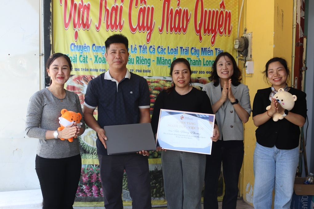 Đi ăn nhà hàng Việt Nam, khách Hàn lộ áo phiên dịch song ngữ gây sốt - 3