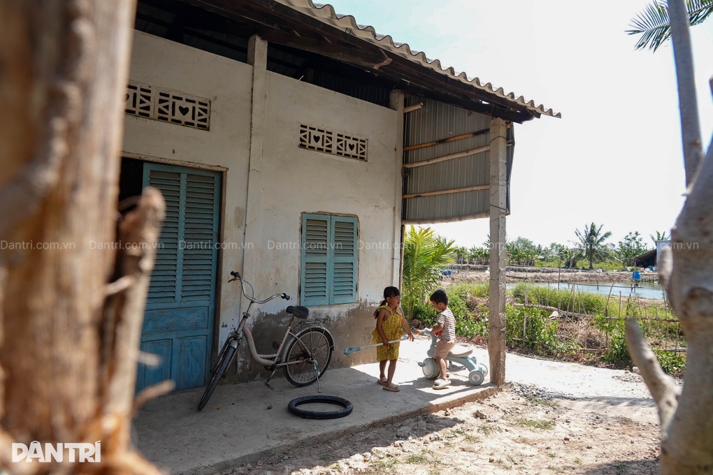 Trụ cột gia đình đổ bệnh hiểm nghèo, vợ làm cỏ mướn nuôi 3 con thơ - 4