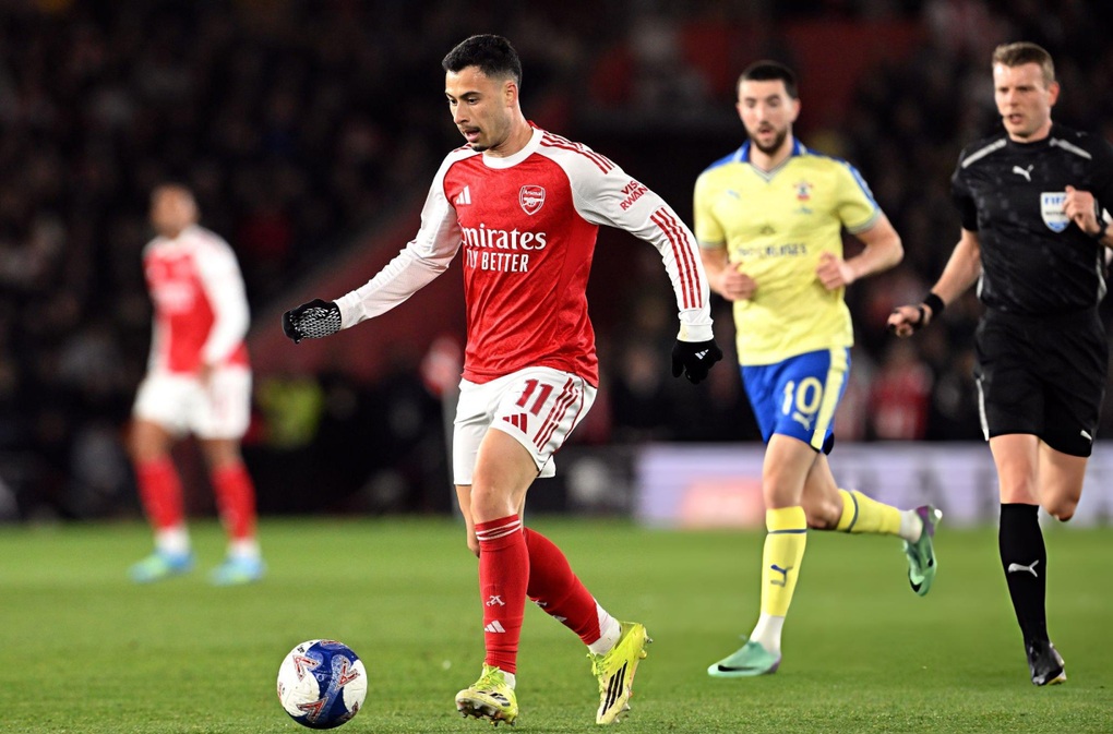 Ngôi sao của Arsenal đối mặt án phạt nặng sau pha xô đẩy trọng tài - 2