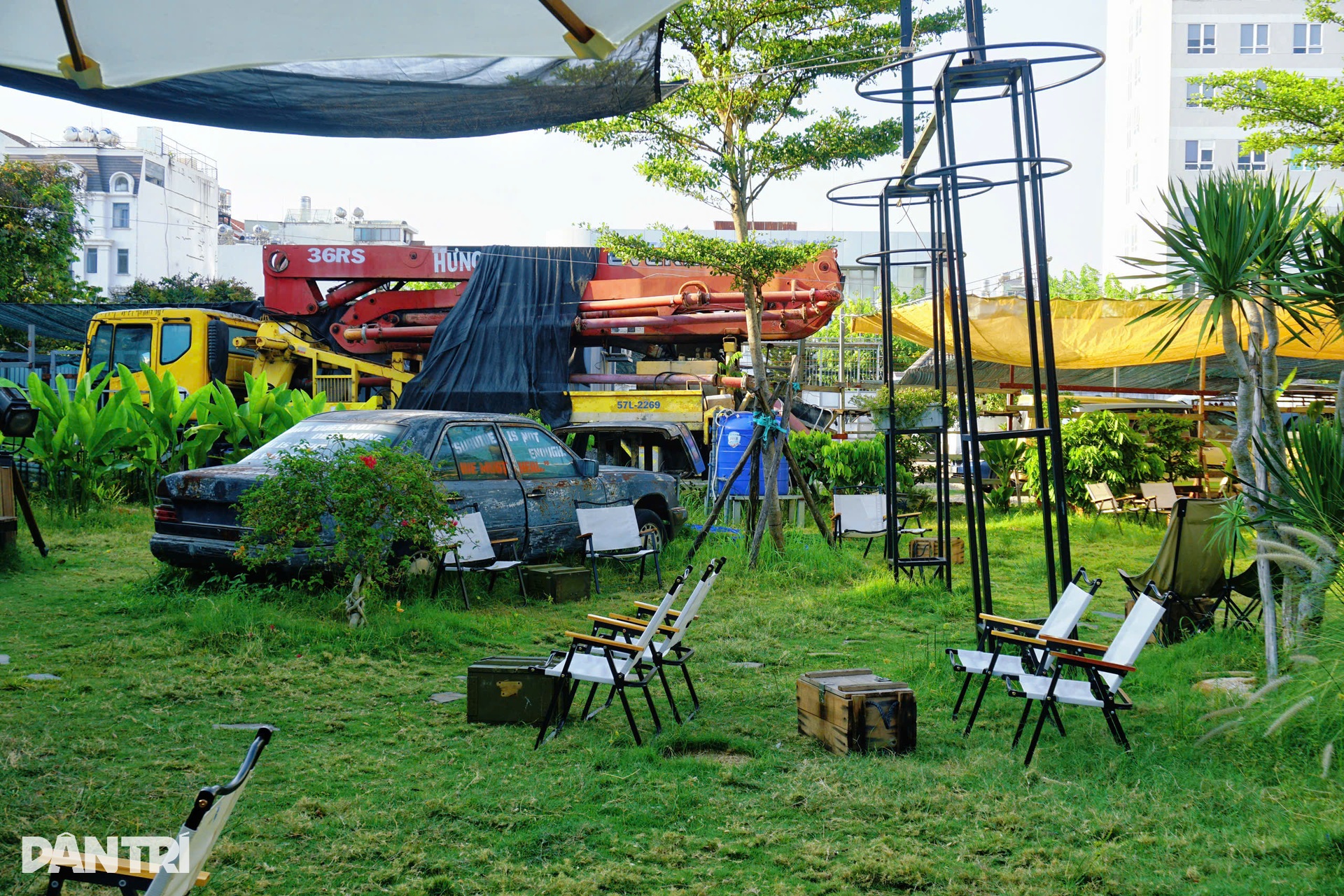 TPHCM: Chủ mang 20 xe phế liệu dựng quán cà phê tận thế, khách nói... u ám - 2 TPHCM: Chủ mang 20 xe phế liệu dựng quán cà phê tận thế, khách nói... u ám - 2