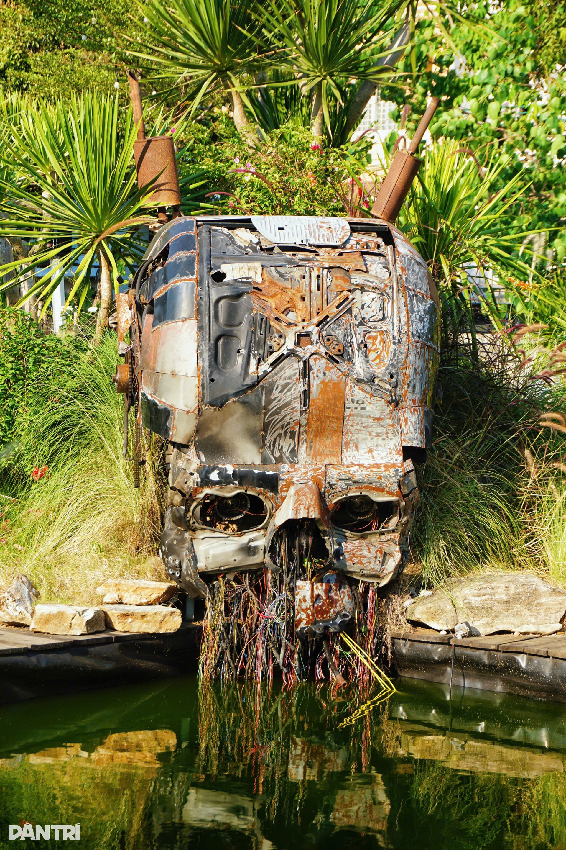 TPHCM: Chủ mang 20 xe phế liệu dựng quán cà phê tận thế, khách nói... u ám - 4 TPHCM: Chủ mang 20 xe phế liệu dựng quán cà phê tận thế, khách nói... u ám - 4