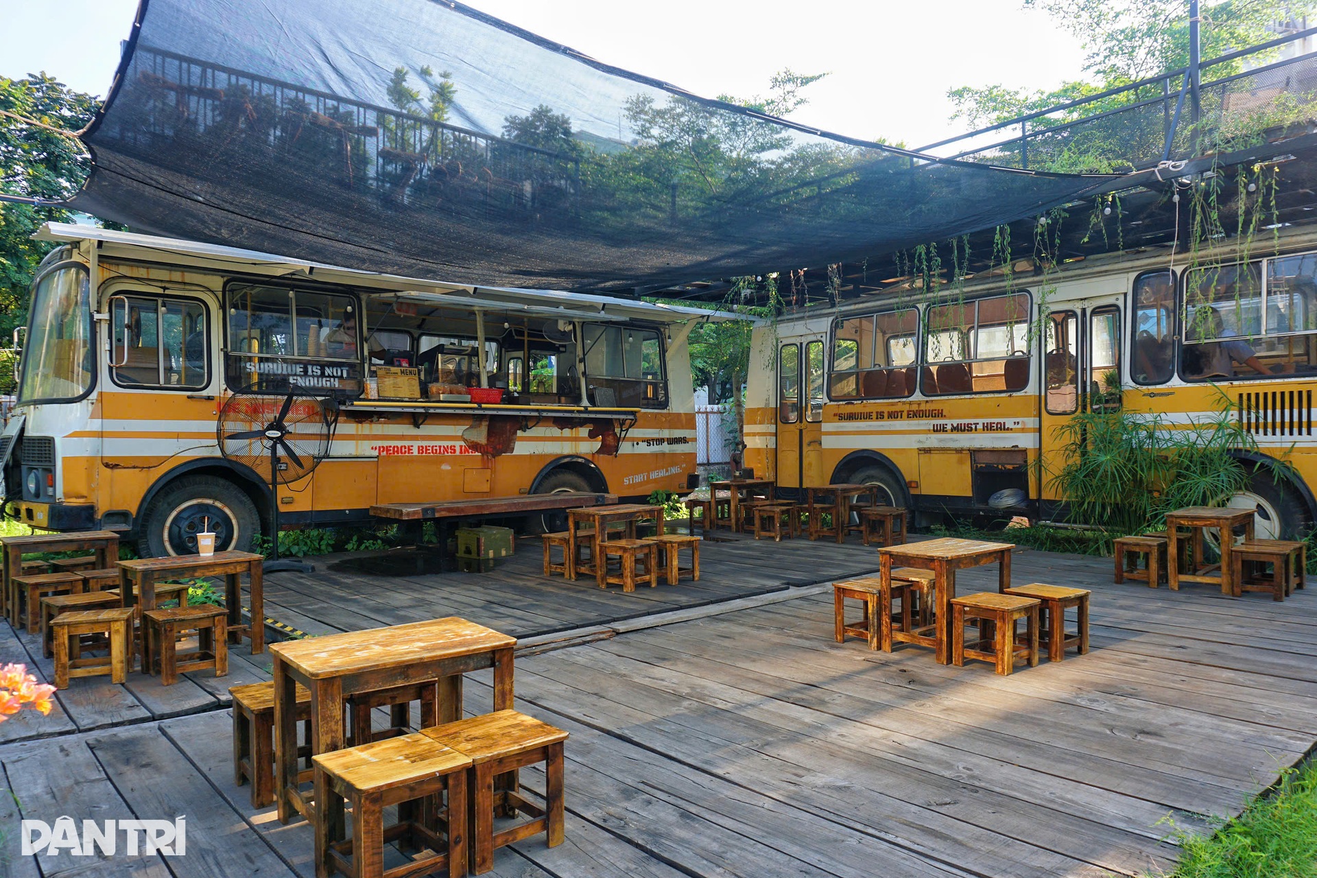 TPHCM: Chủ mang 20 xe phế liệu dựng quán cà phê tận thế, khách nói... u ám - 5 TPHCM: Chủ mang 20 xe phế liệu dựng quán cà phê tận thế, khách nói... u ám - 5