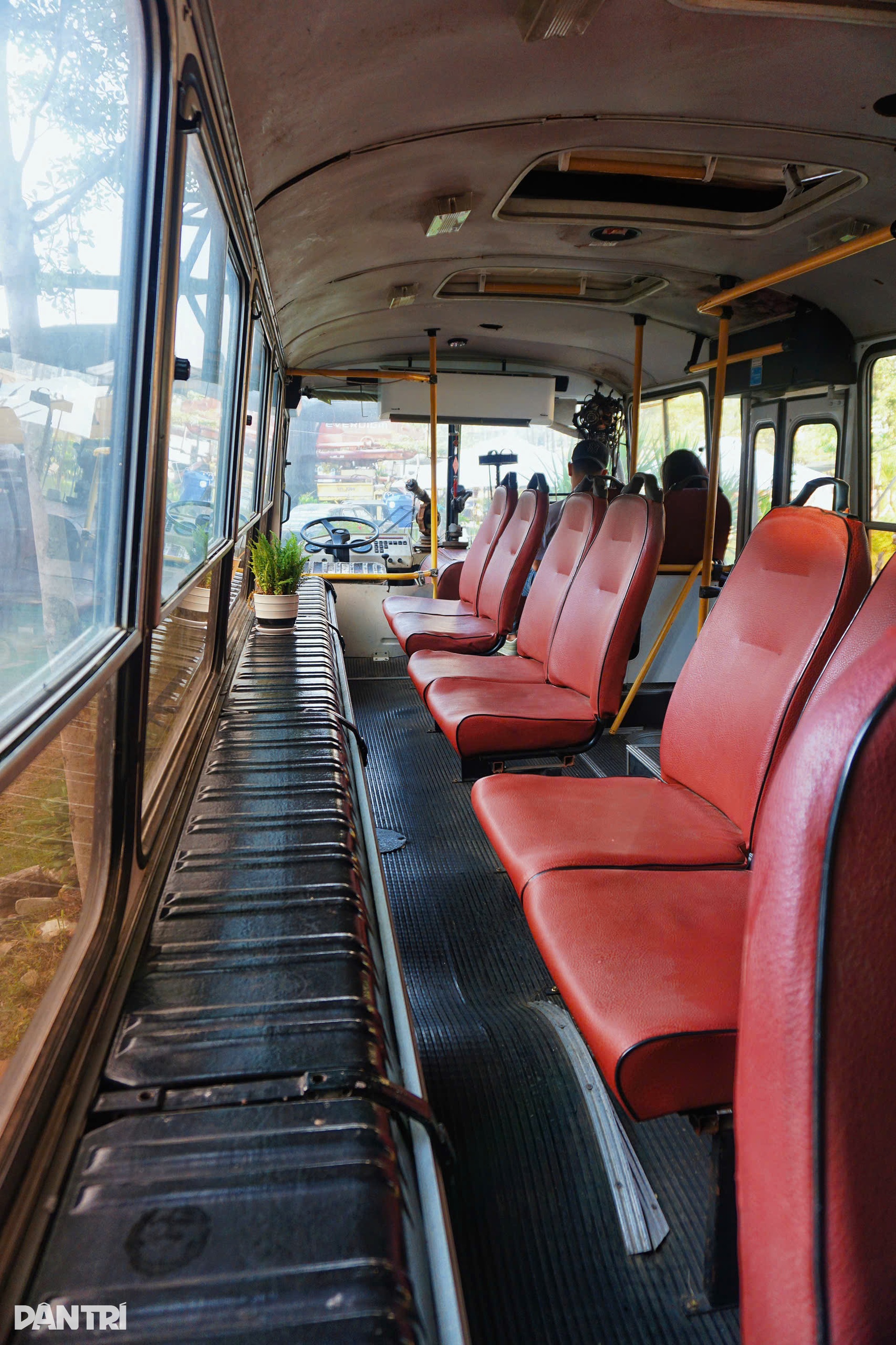 TPHCM: Chủ mang 20 xe phế liệu dựng quán cà phê tận thế, khách nói... u ám - 8 TPHCM: Chủ mang 20 xe phế liệu dựng quán cà phê tận thế, khách nói... u ám - 8