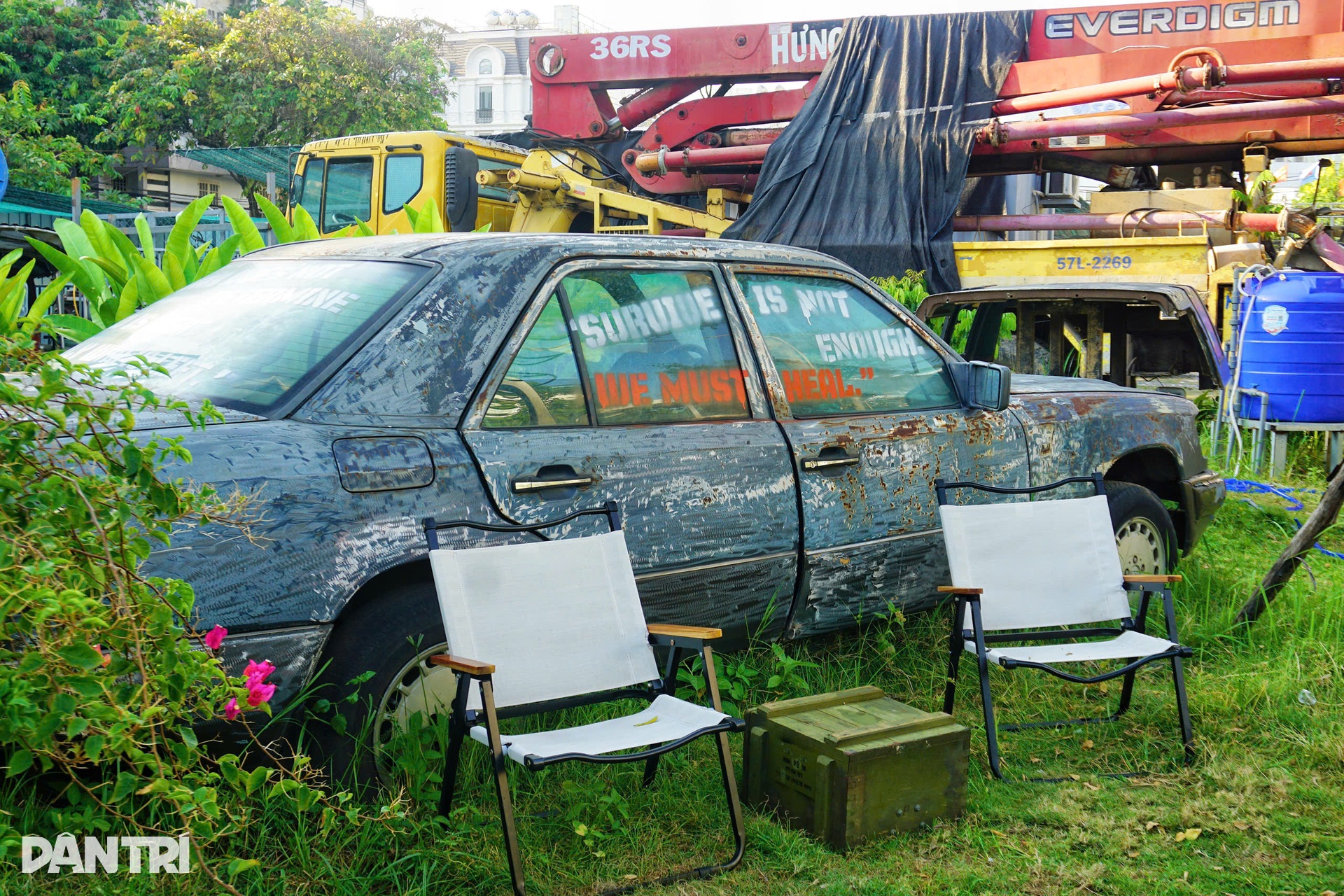 TPHCM: Chủ mang 20 xe phế liệu dựng quán cà phê tận thế, khách nói... u ám - 10 TPHCM: Chủ mang 20 xe phế liệu dựng quán cà phê tận thế, khách nói... u ám - 10