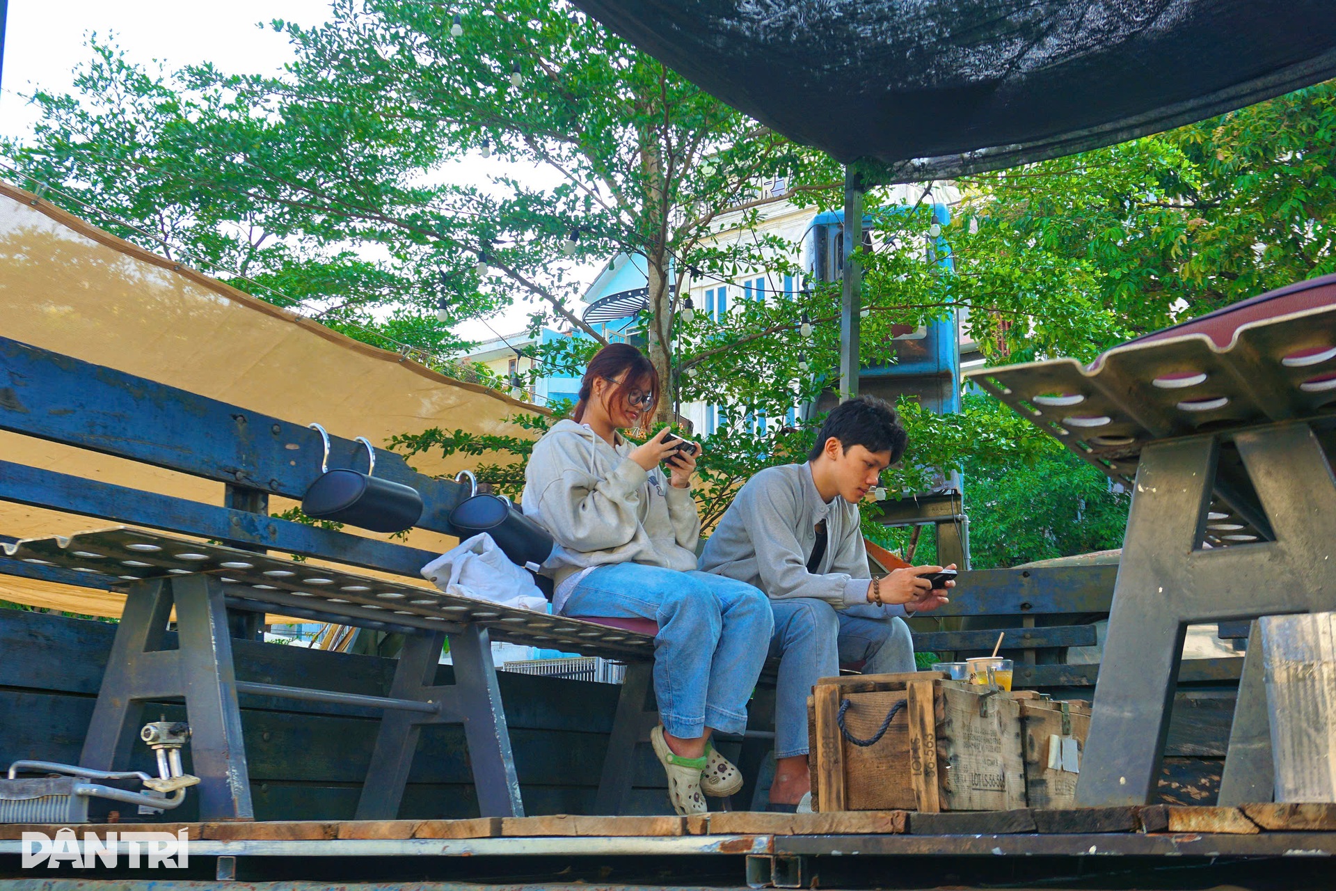 TPHCM: Chủ mang 20 xe phế liệu dựng quán cà phê tận thế, khách nói... u ám - 11 TPHCM: Chủ mang 20 xe phế liệu dựng quán cà phê tận thế, khách nói... u ám - 11