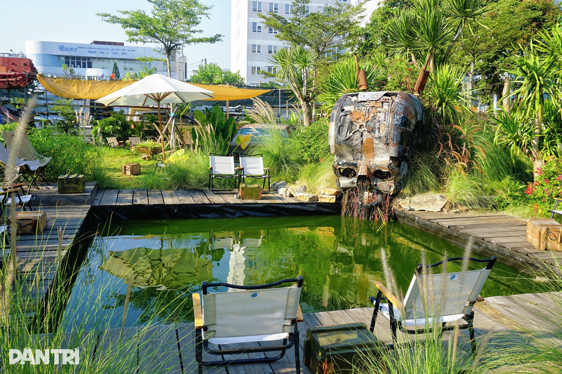 TPHCM: Chủ mang 20 xe phế liệu dựng quán cà phê tận thế, khách nói... u ám - 12 TPHCM: Chủ mang 20 xe phế liệu dựng quán cà phê tận thế, khách nói... u ám - 12