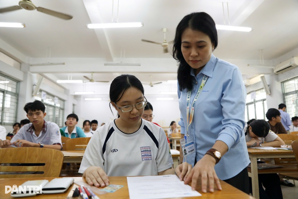 Sáng nay, gần 140.000 sĩ tử dự cuộc đua đặc biệt giành vé sớm vào đại học - 4