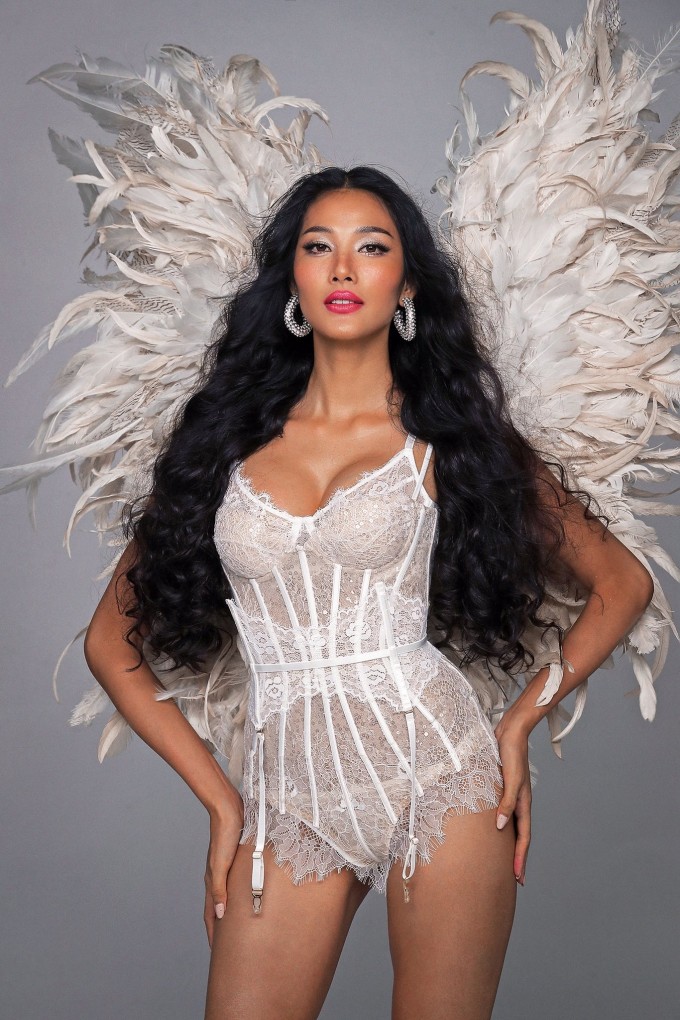 Hoàng Thùy đeo cánh thiên thần trong một bộ ảnh nội y.