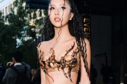 Quỳnh Anh Shyn tỏa sáng với gu thời trang độc đáo tại Victoria's Secret Fashion Show 2025