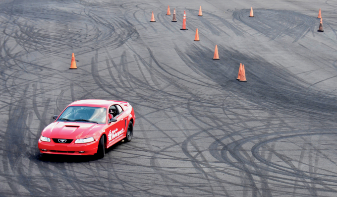 tài xế đang thực hành khóa học lái xe an toàn tại Mỹ. Ảnh: Bobbyoresports