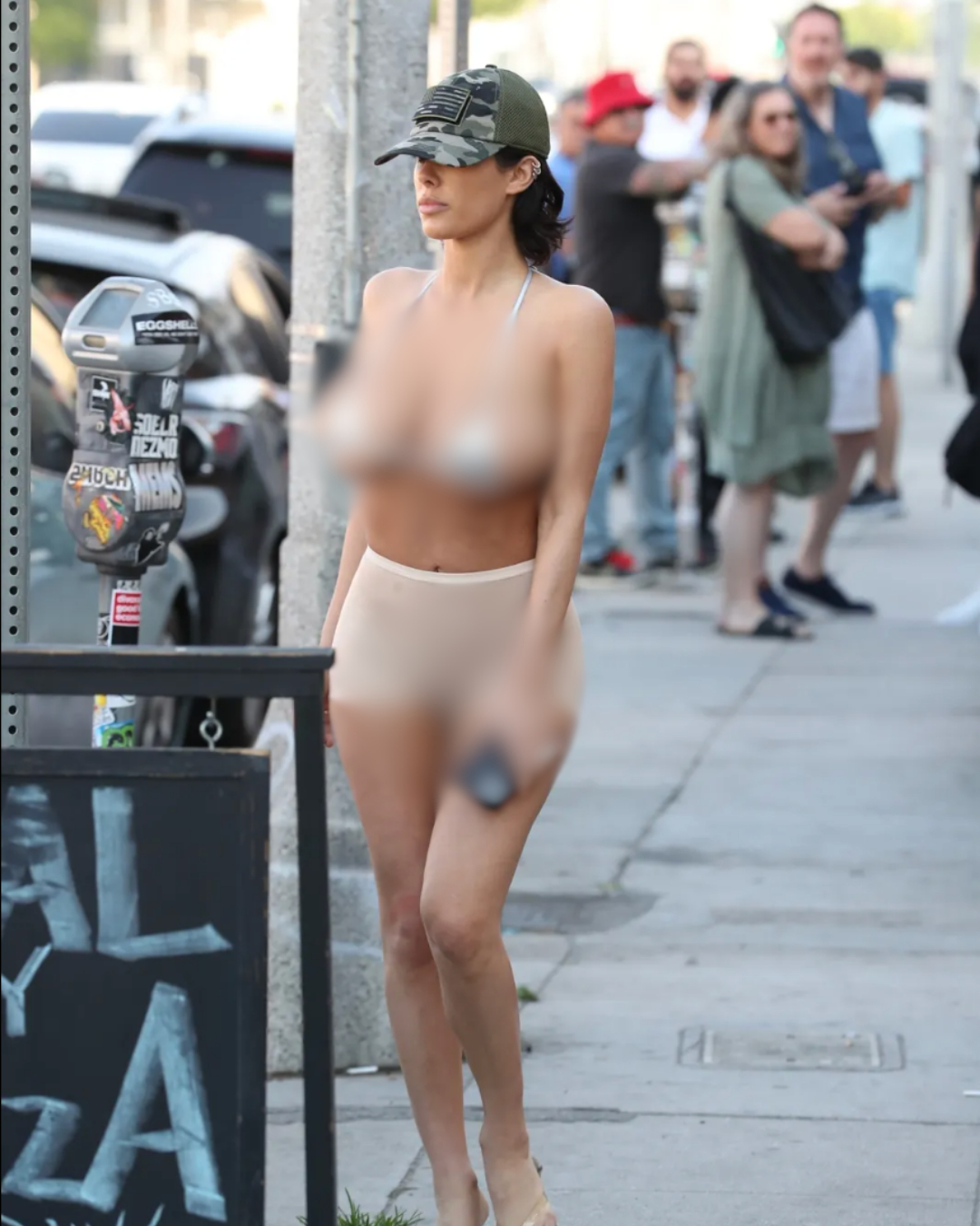 Vợ Kanye West hở hang tới nực cười, chồng đi bên cạnh lại kín mít khiến cả phố ngoái nhìn- Ảnh 3.