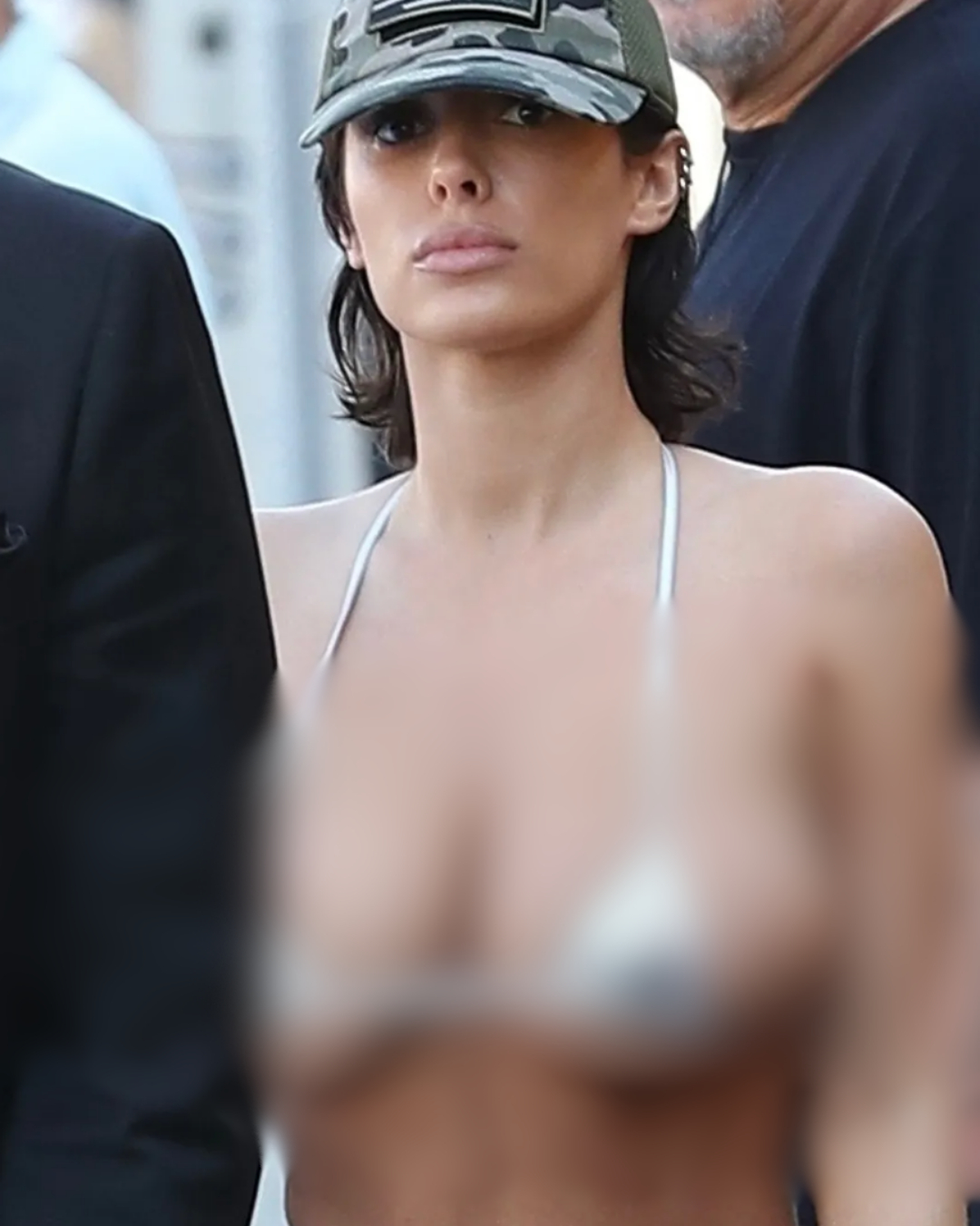 Vợ Kanye West hở hang tới nực cười, chồng đi bên cạnh lại kín mít khiến cả phố ngoái nhìn- Ảnh 5.