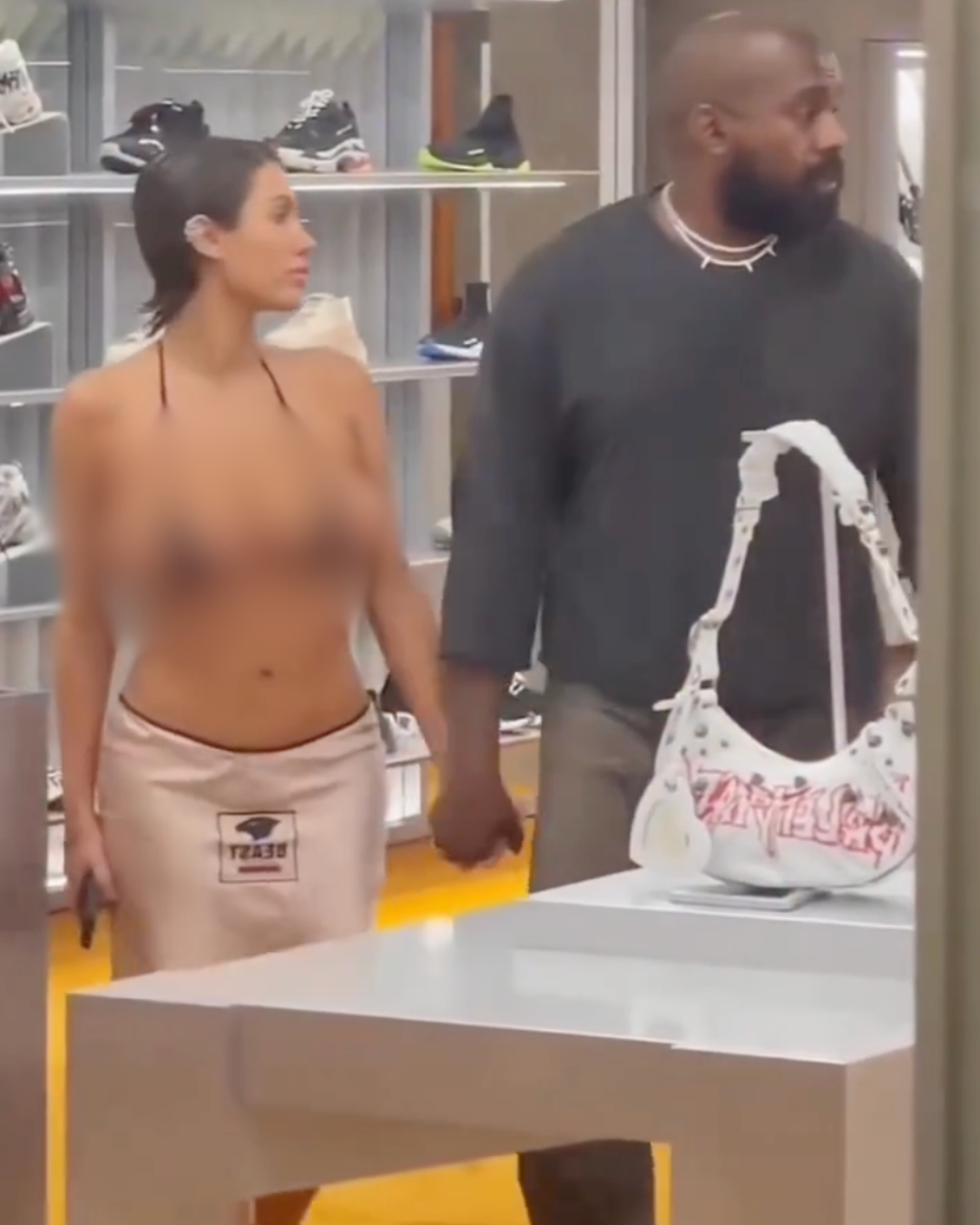 Vợ Kanye West hở hang tới nực cười, chồng đi bên cạnh lại kín mít khiến cả phố ngoái nhìn- Ảnh 7.