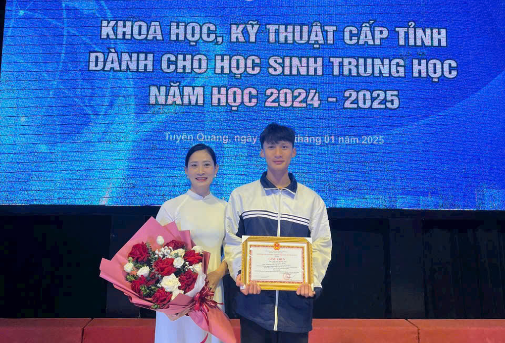 Nam sinh điển trai học giỏi gây sốt khi tình nguyện ấp bé sơ sinh 1,1kg - 4