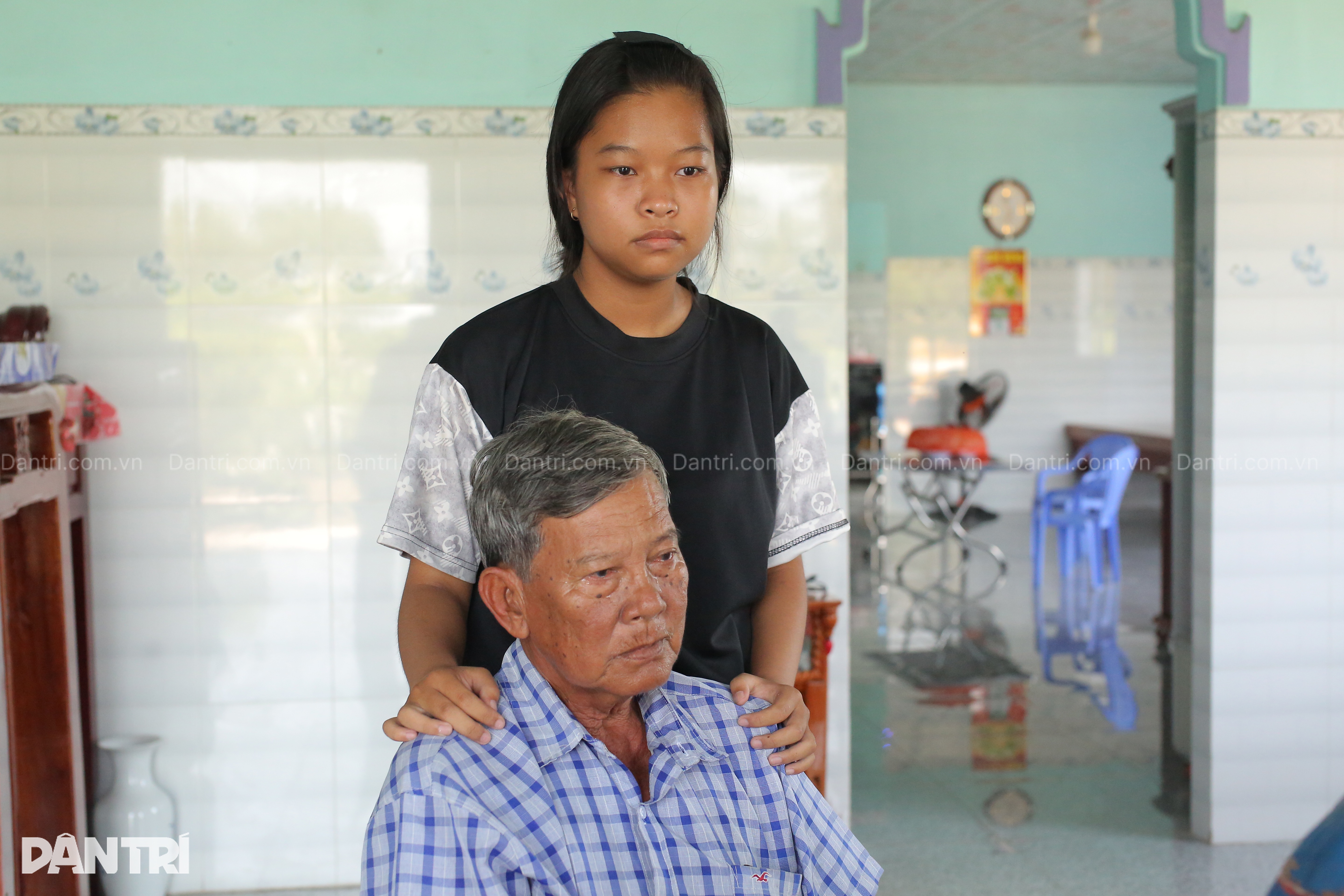 Ba ngôi mộ chưa kịp khô xi măng, ông bà nội lo cháu gái mồ côi thất học - 2