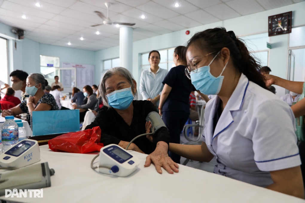 Hàng nghìn người dân TPHCM tham gia tầm soát sức khỏe miễn phí - 2