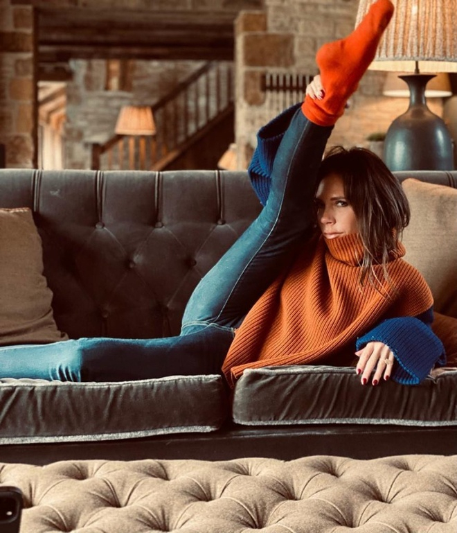 Victoria Beckham xoạc chân 90 độ, con dâu ngổ ngáo xoạc gấp đôi: Hơn thua nhau đến cỡ này rồi?- Ảnh 2.