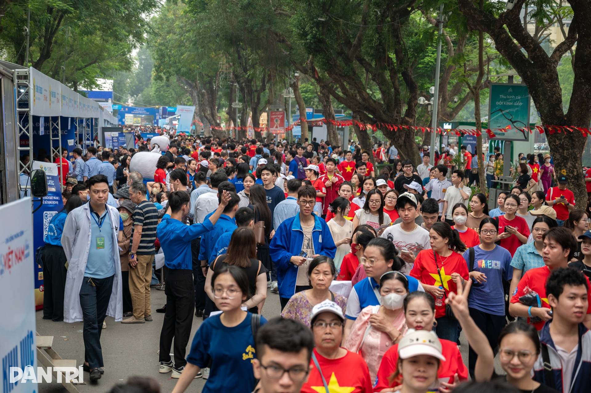 Hàng trăm bác sĩ ra quân, khám và sàng lọc miễn phí cho hơn 10.000 người - 2 Hàng trăm bác sĩ ra quân, khám và sàng lọc miễn phí cho hơn 10.000 người - 2