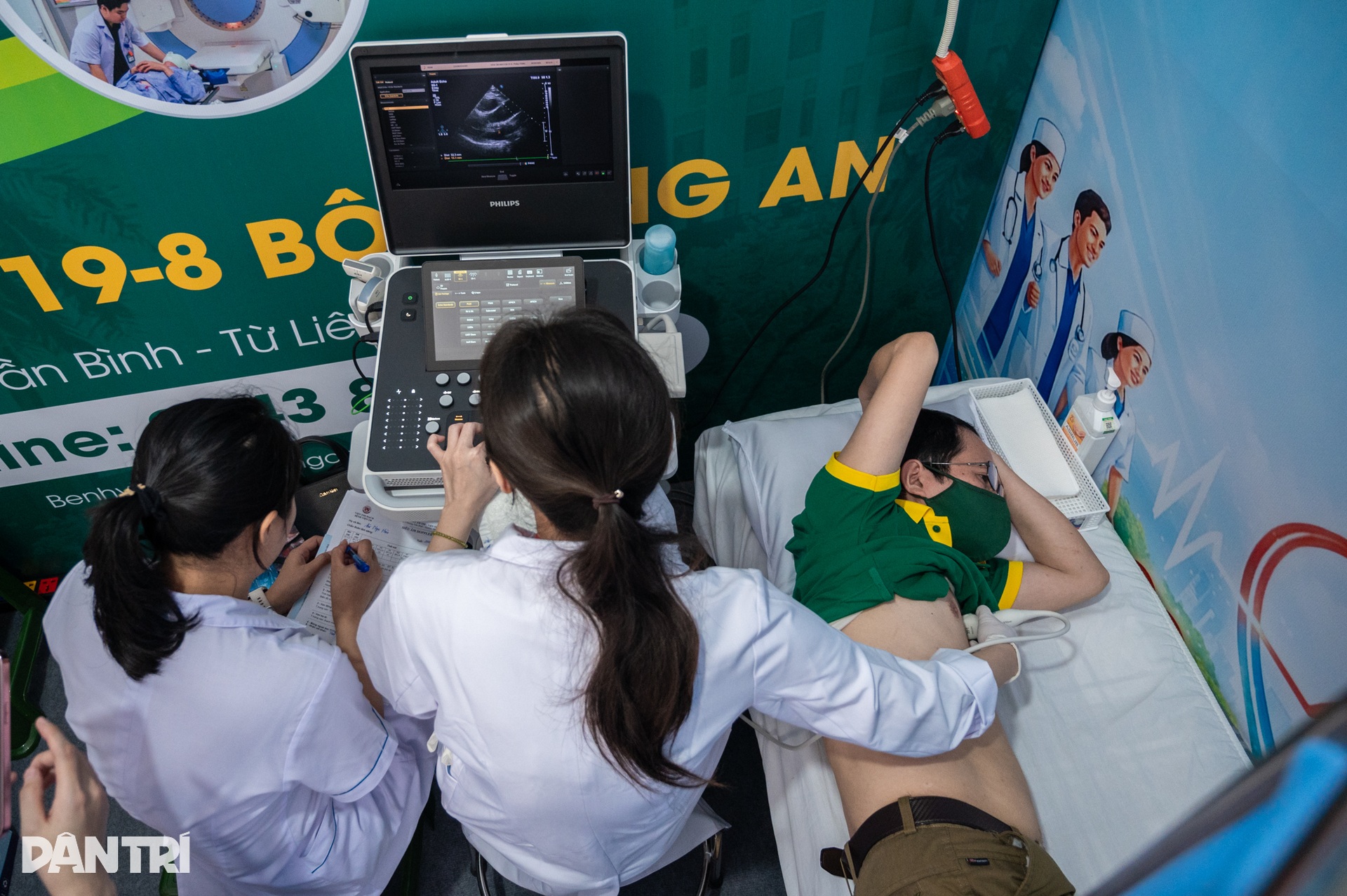 Hàng trăm bác sĩ ra quân, khám và sàng lọc miễn phí cho hơn 10.000 người - 4 Hàng trăm bác sĩ ra quân, khám và sàng lọc miễn phí cho hơn 10.000 người - 4