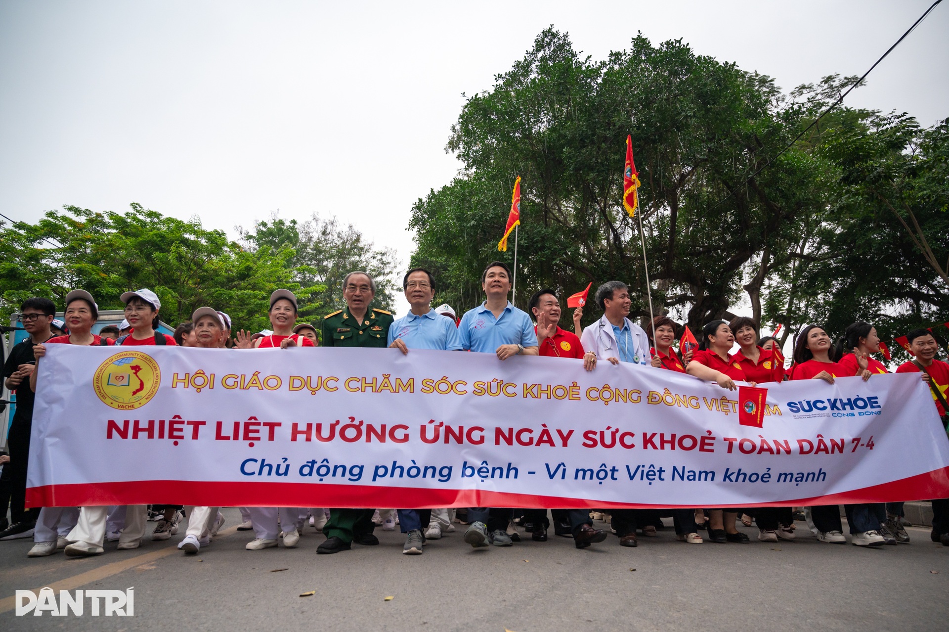 Hàng trăm bác sĩ ra quân, khám và sàng lọc miễn phí cho hơn 10.000 người - 7 Hàng trăm bác sĩ ra quân, khám và sàng lọc miễn phí cho hơn 10.000 người - 7