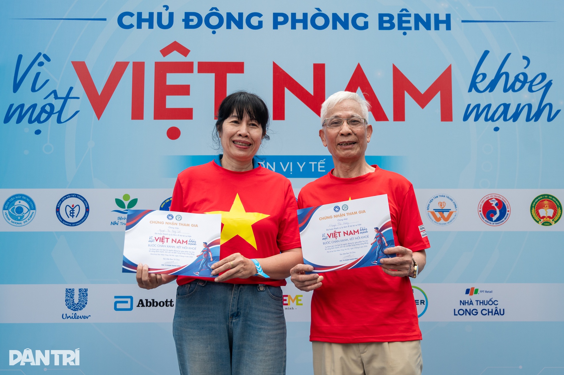 Hàng trăm bác sĩ ra quân, khám và sàng lọc miễn phí cho hơn 10.000 người - 8 Hàng trăm bác sĩ ra quân, khám và sàng lọc miễn phí cho hơn 10.000 người - 8