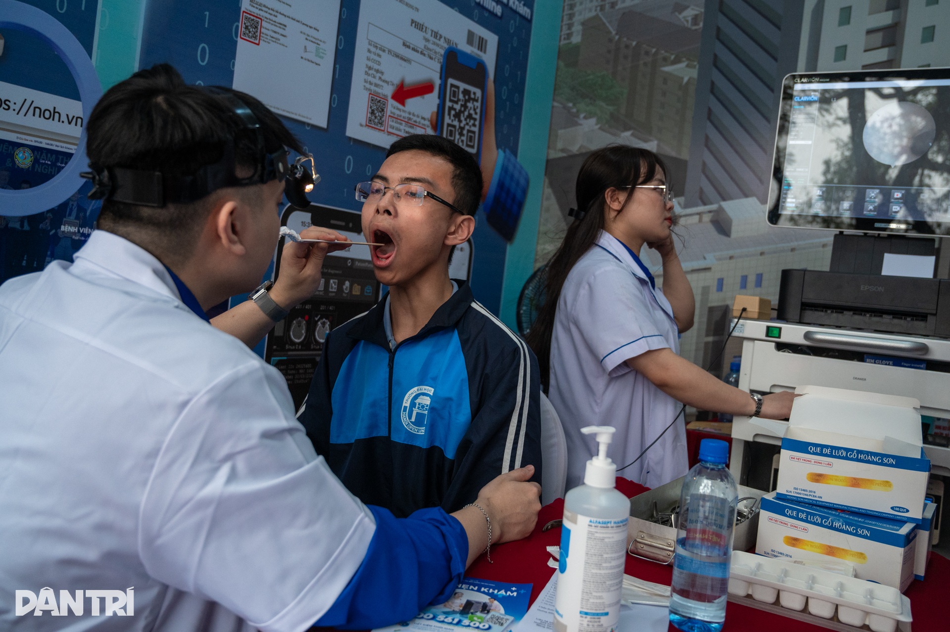 Hàng trăm bác sĩ ra quân, khám và sàng lọc miễn phí cho hơn 10.000 người - 10 Hàng trăm bác sĩ ra quân, khám và sàng lọc miễn phí cho hơn 10.000 người - 10