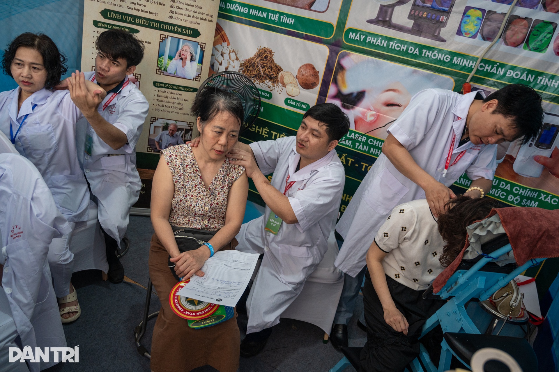 Hàng trăm bác sĩ ra quân, khám và sàng lọc miễn phí cho hơn 10.000 người - 11 Hàng trăm bác sĩ ra quân, khám và sàng lọc miễn phí cho hơn 10.000 người - 11