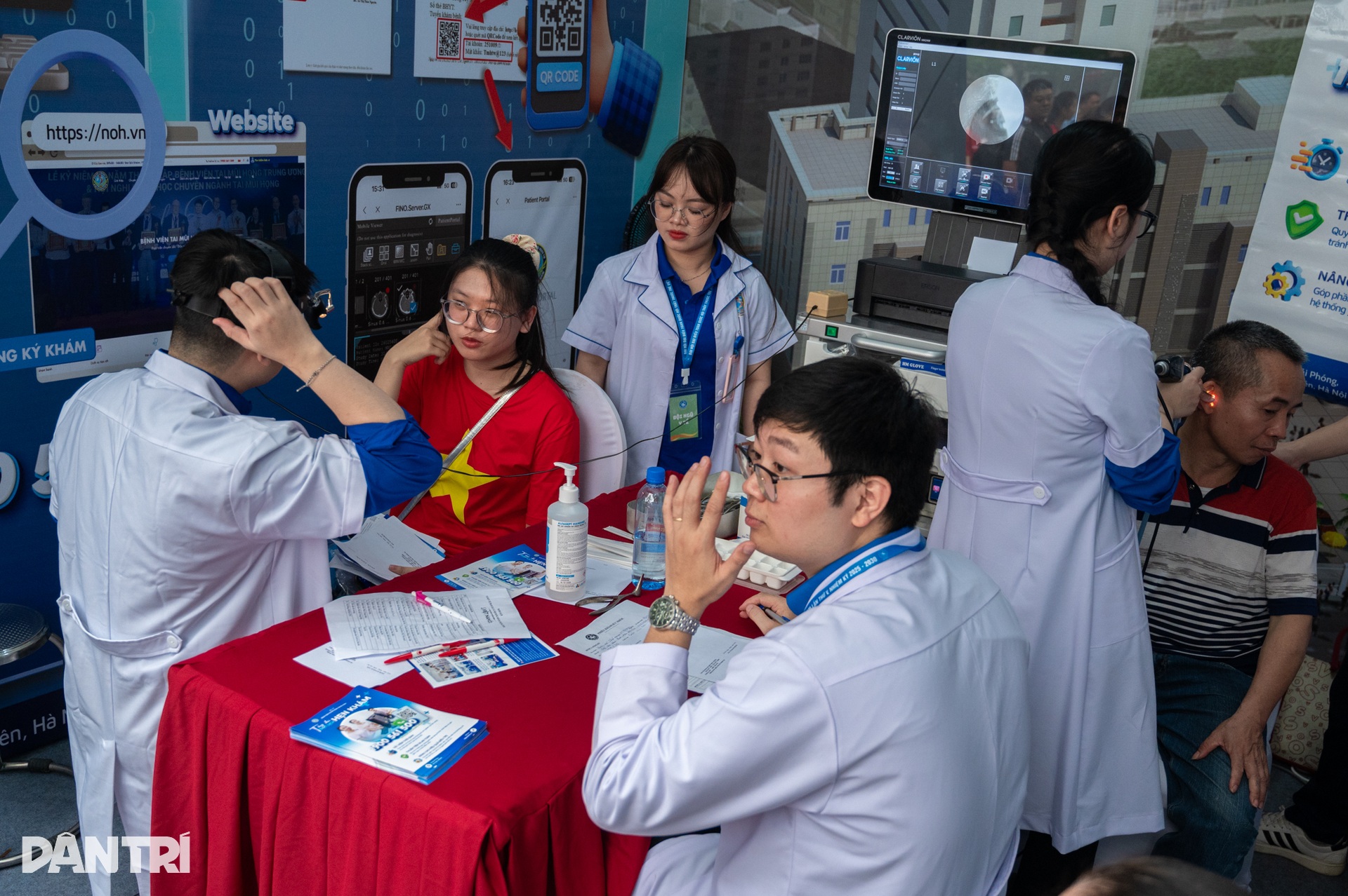 Hàng trăm bác sĩ ra quân, khám và sàng lọc miễn phí cho hơn 10.000 người - 13 Hàng trăm bác sĩ ra quân, khám và sàng lọc miễn phí cho hơn 10.000 người - 13