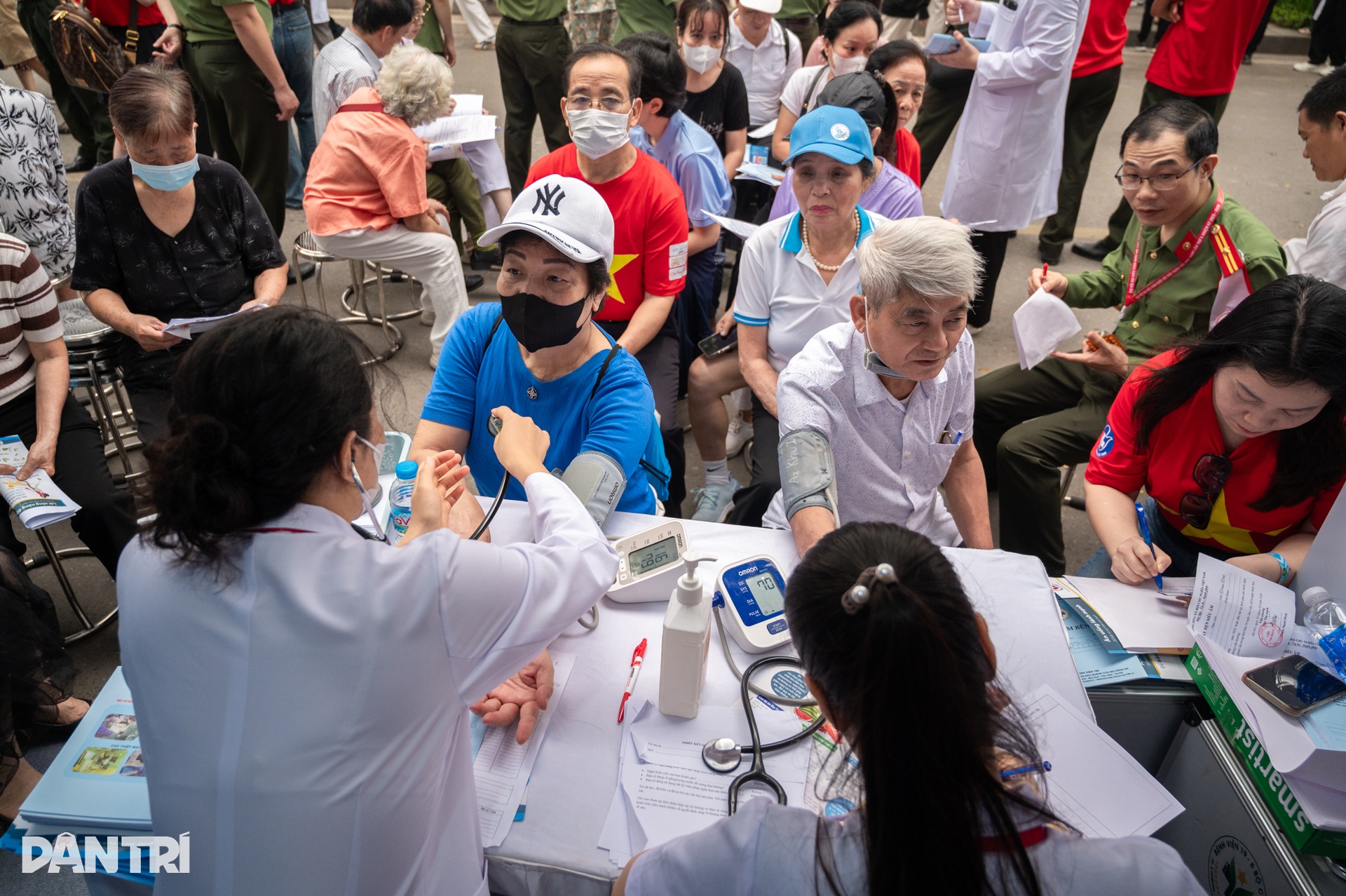 Hàng trăm bác sĩ ra quân, khám và sàng lọc miễn phí cho hơn 10.000 người - 14 Hàng trăm bác sĩ ra quân, khám và sàng lọc miễn phí cho hơn 10.000 người - 14