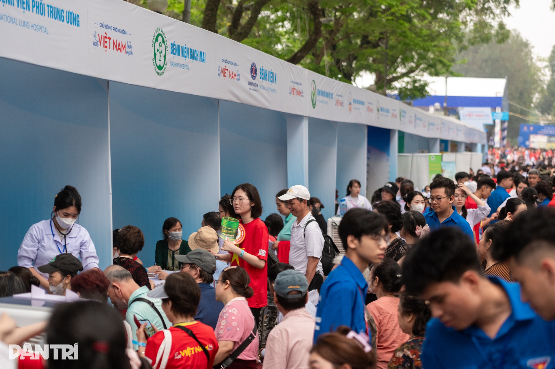 Hàng trăm bác sĩ ra quân, khám và sàng lọc miễn phí cho hơn 10.000 người - 15 Hàng trăm bác sĩ ra quân, khám và sàng lọc miễn phí cho hơn 10.000 người - 15