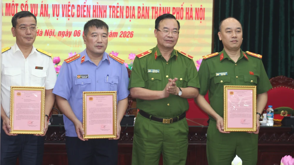 Thừa uỷ quyền của lãnh đạo cấp trên, lãnh đạo Cục nghiệp vụ Bộ Công an trao Thư khen của Bộ trưởng Bộ Công an khen các đơn vị của Công an TP Hà Nội, VKSND TP Hà Nội, Cục Thuế Hà Nội. Thu khen cua Bo Cong an.jpg