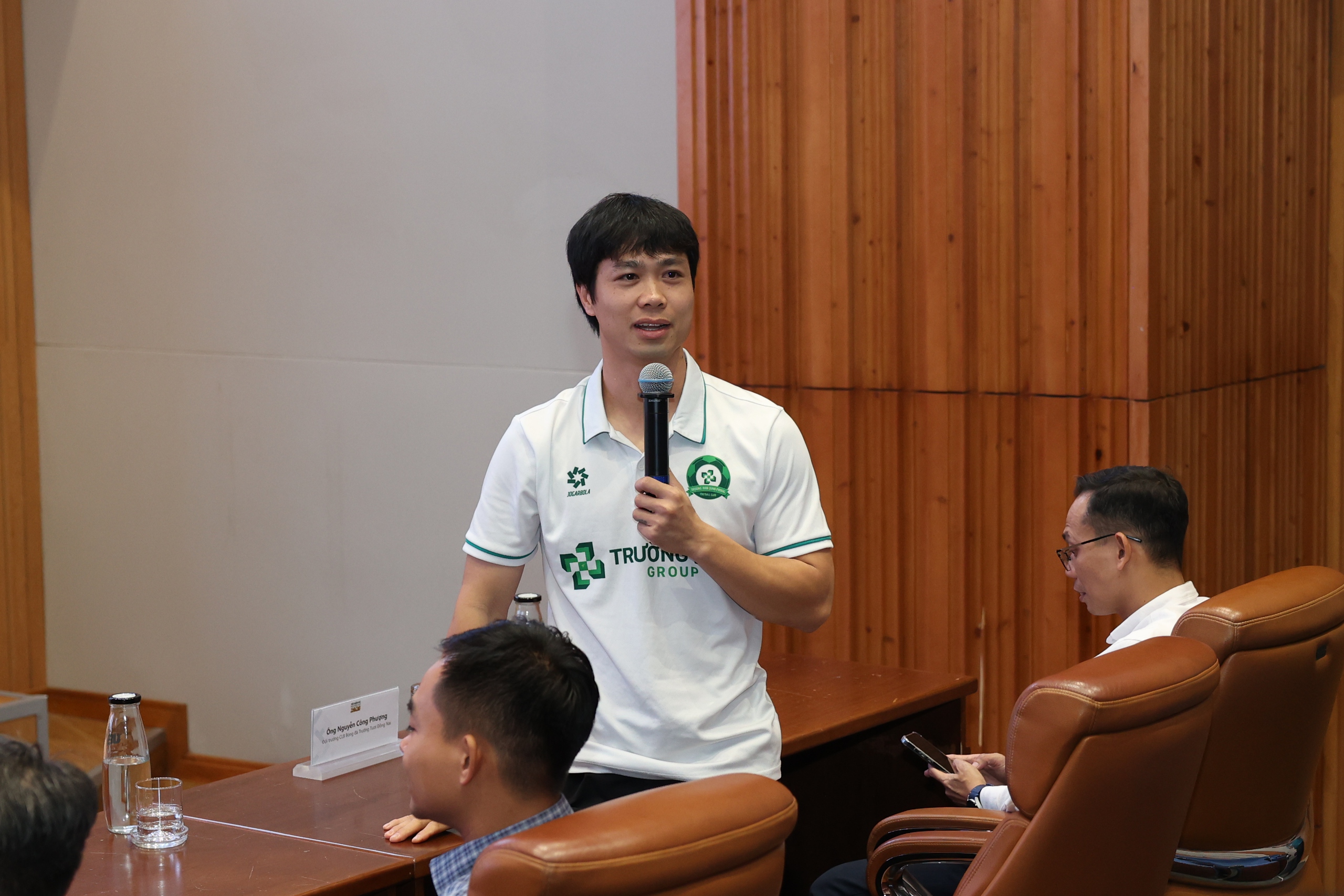 Nguyễn Công Phượng tiếp động lực cho bóng hồng sân cỏ ở ĐH Kinh tế TPHCM - Ảnh 5.