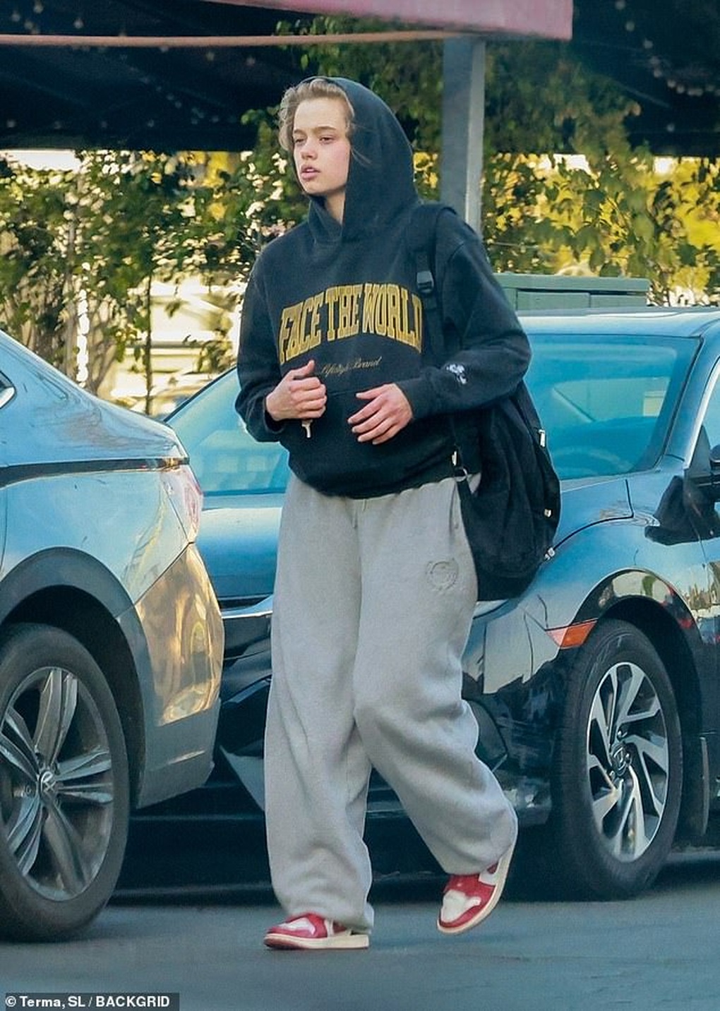 Con gái Angelina Jolie đóng video gợi cảm, đẹp giống hệt mẹ thời hoàng kim - 4