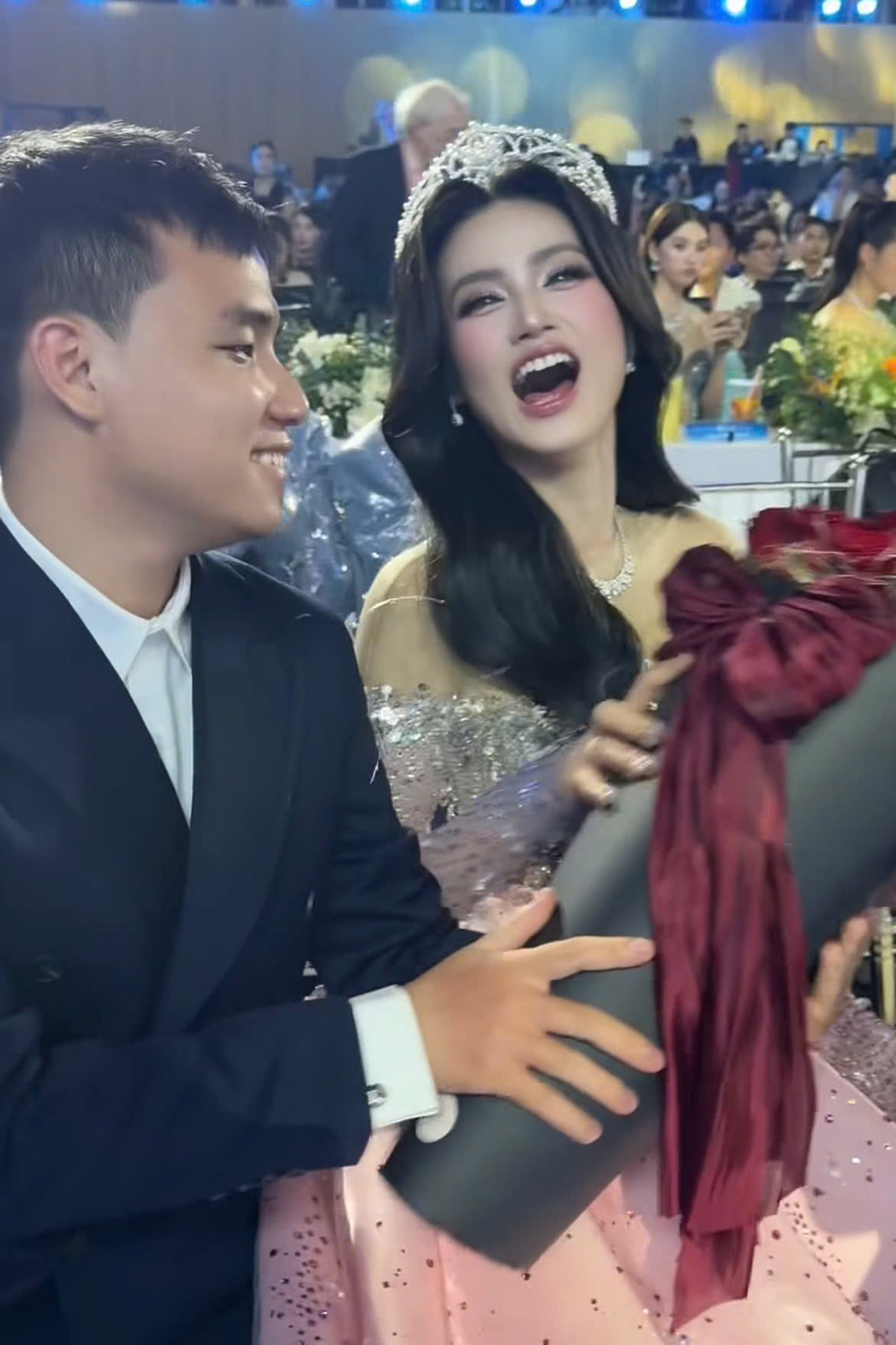 Hoa hậu Ý Nhi: Khép lại nhiệm kỳ, chuyện tình 9 năm bên bạn trai gây chú ý - 3