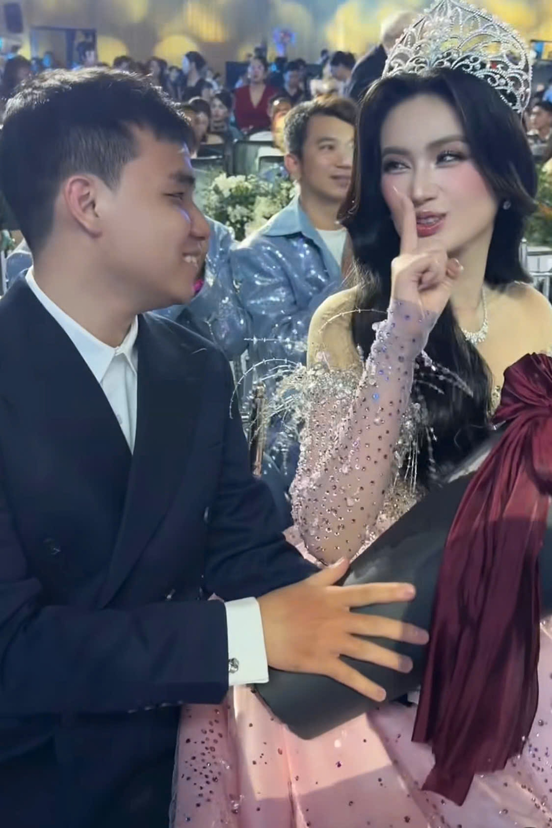 Hoa hậu Ý Nhi: Khép lại nhiệm kỳ, chuyện tình 9 năm bên bạn trai gây chú ý - 4